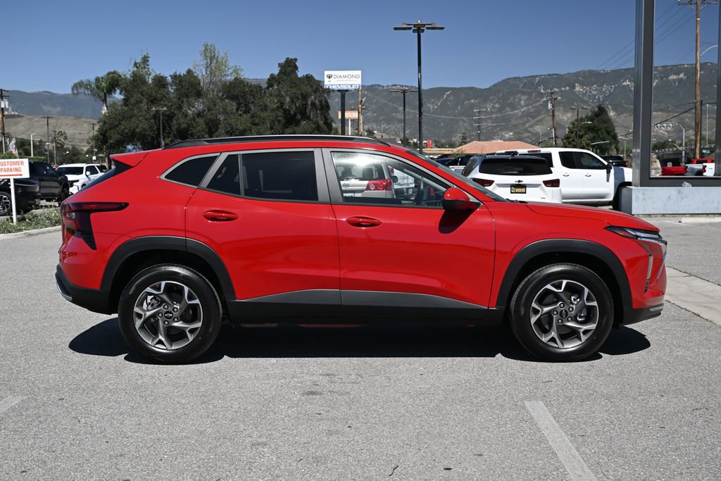 New 2026 Chevrolet Trax LT w/ LPO, Blackout Package FWD image 3