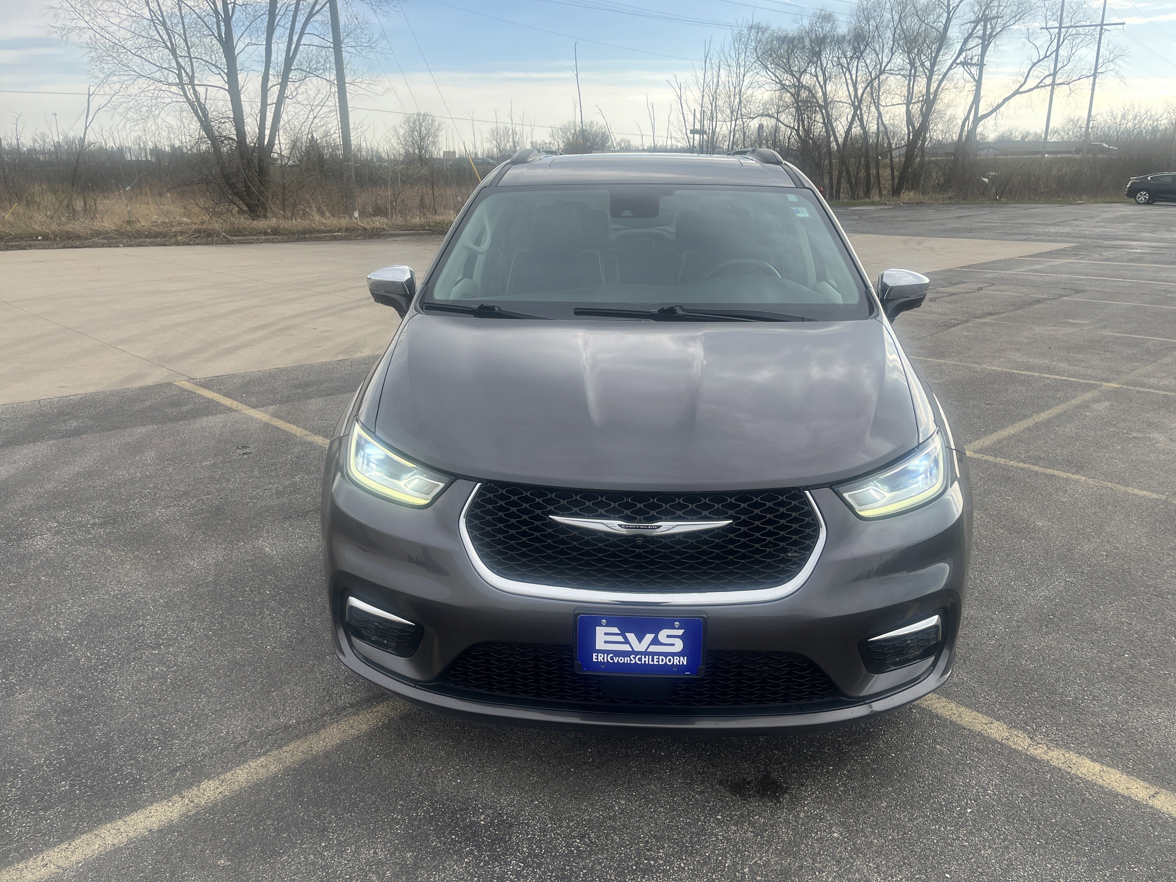 Used 2022 Chrysler Pacifica Limited FWD image 2