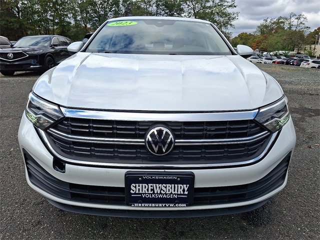 Used 2023 Volkswagen Jetta SE image 2