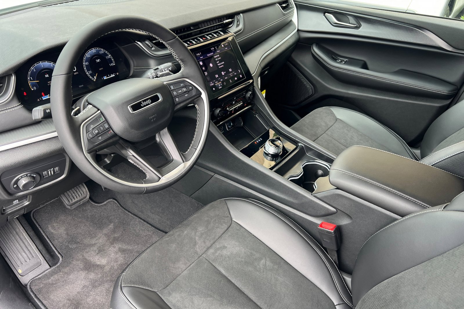 New 2025 Jeep Grand Cherokee Altitude image 10