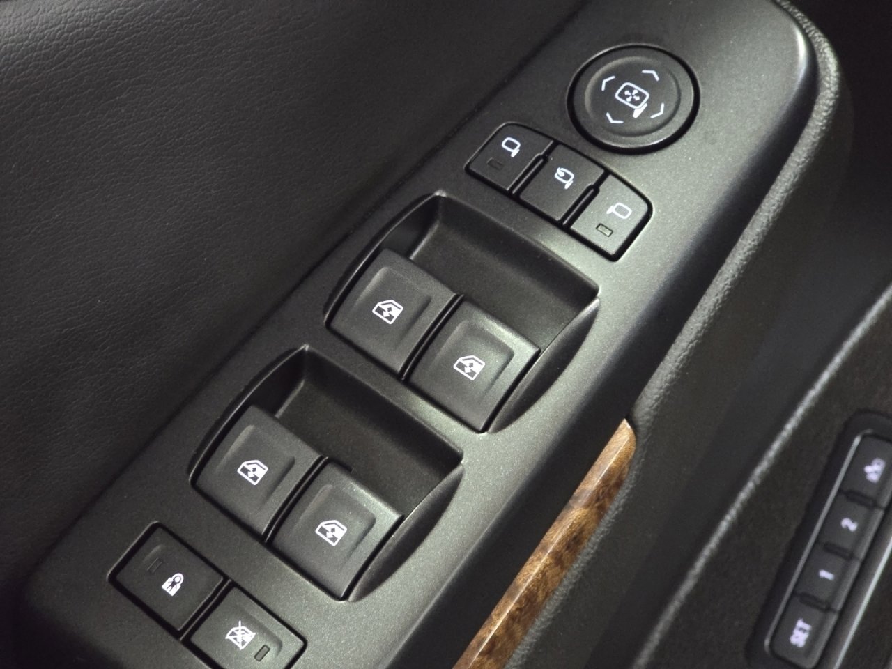 Used 2018 Chevrolet Tahoe Premier image 31