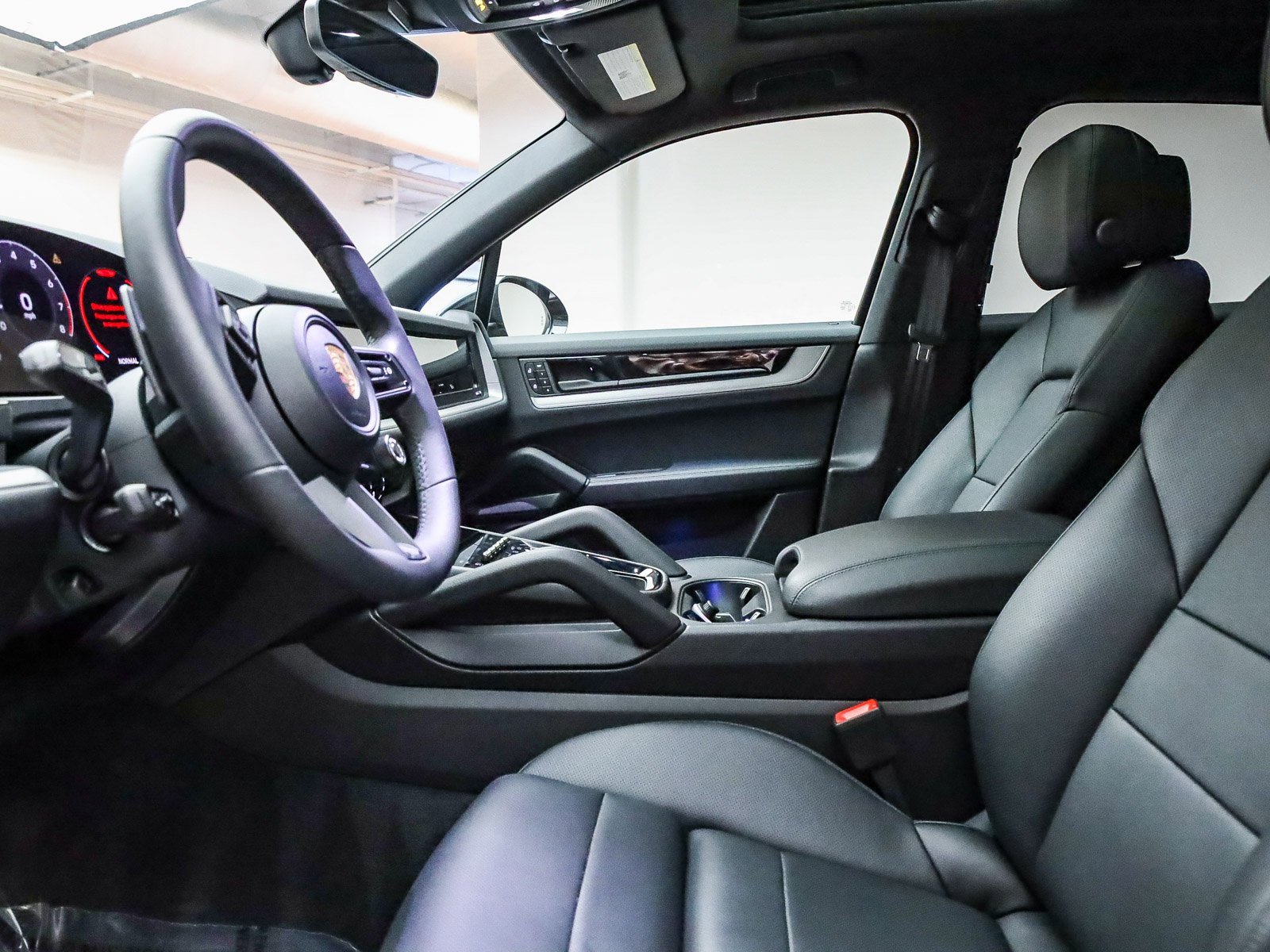 Used 2025 Porsche Cayenne image 20