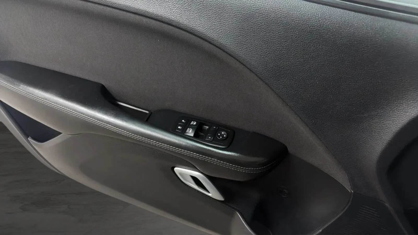 Used 2015 Dodge Challenger SXT RWD image 16