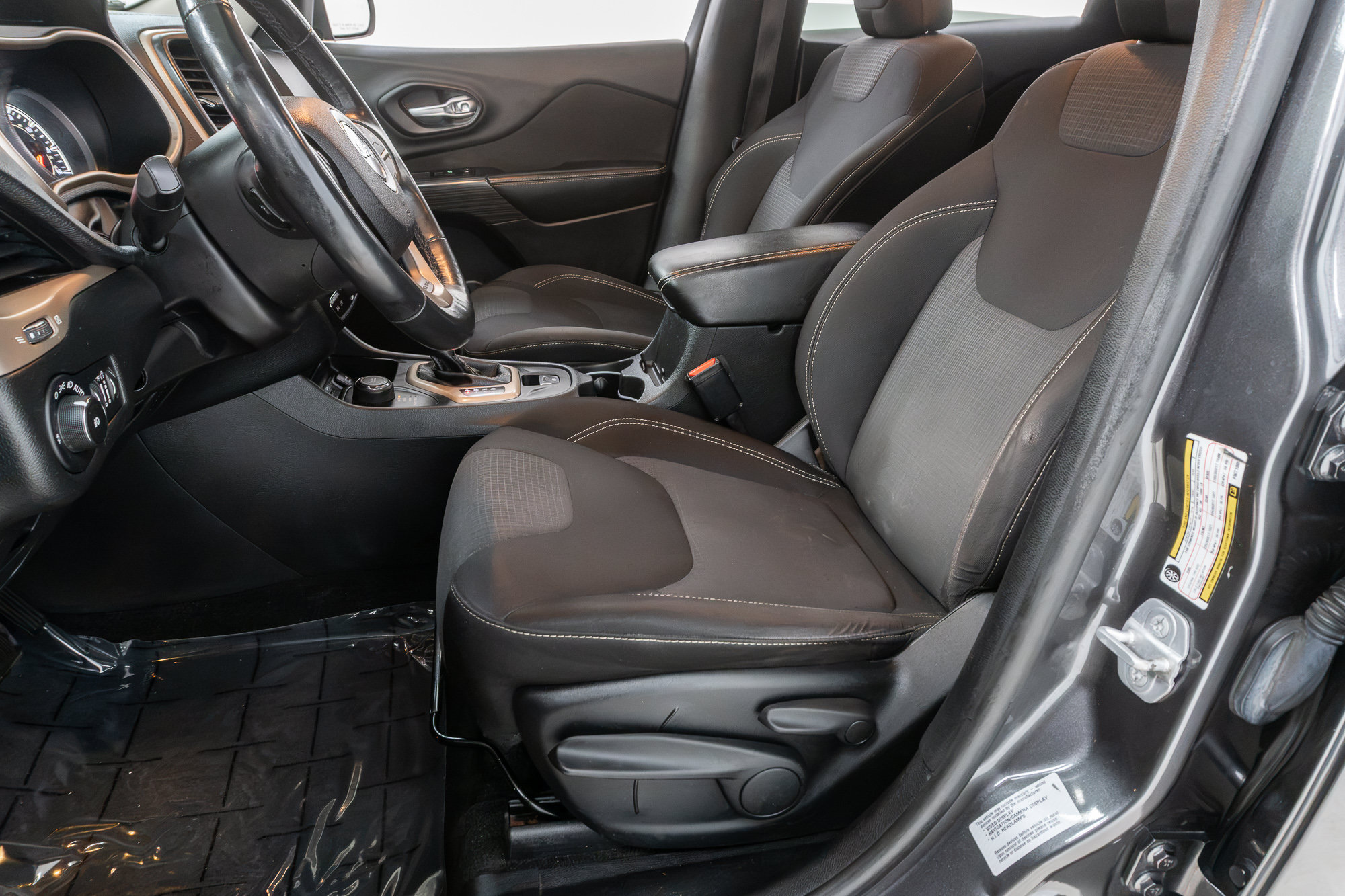 Used 2015 Jeep Cherokee Latitude w/ Cold Weather Group AWD/4WD image 12