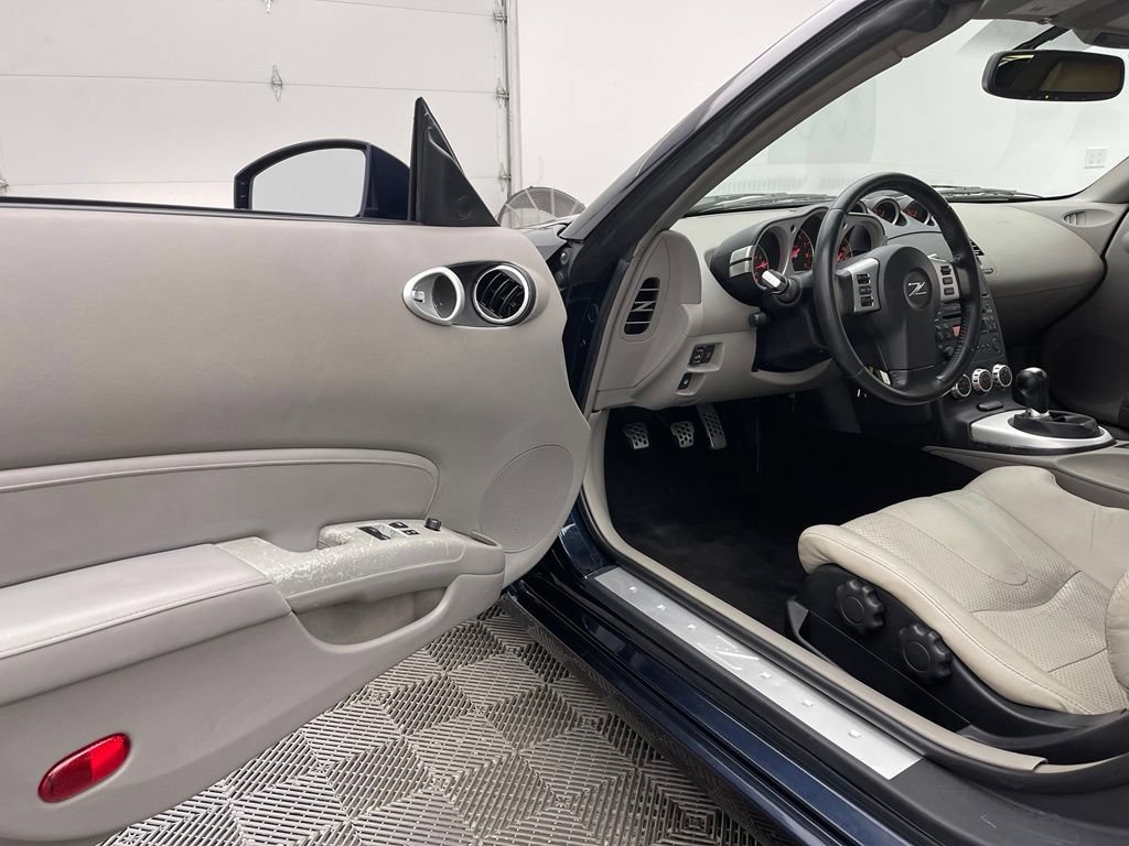 Used 2007 Nissan 350Z Touring RWD image 18