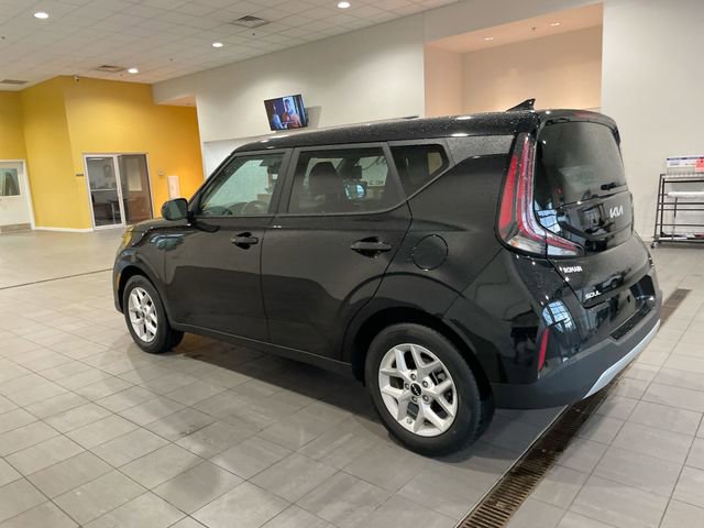 Used 2025 Kia Soul LX w/ LX Technology Package FWD image 3