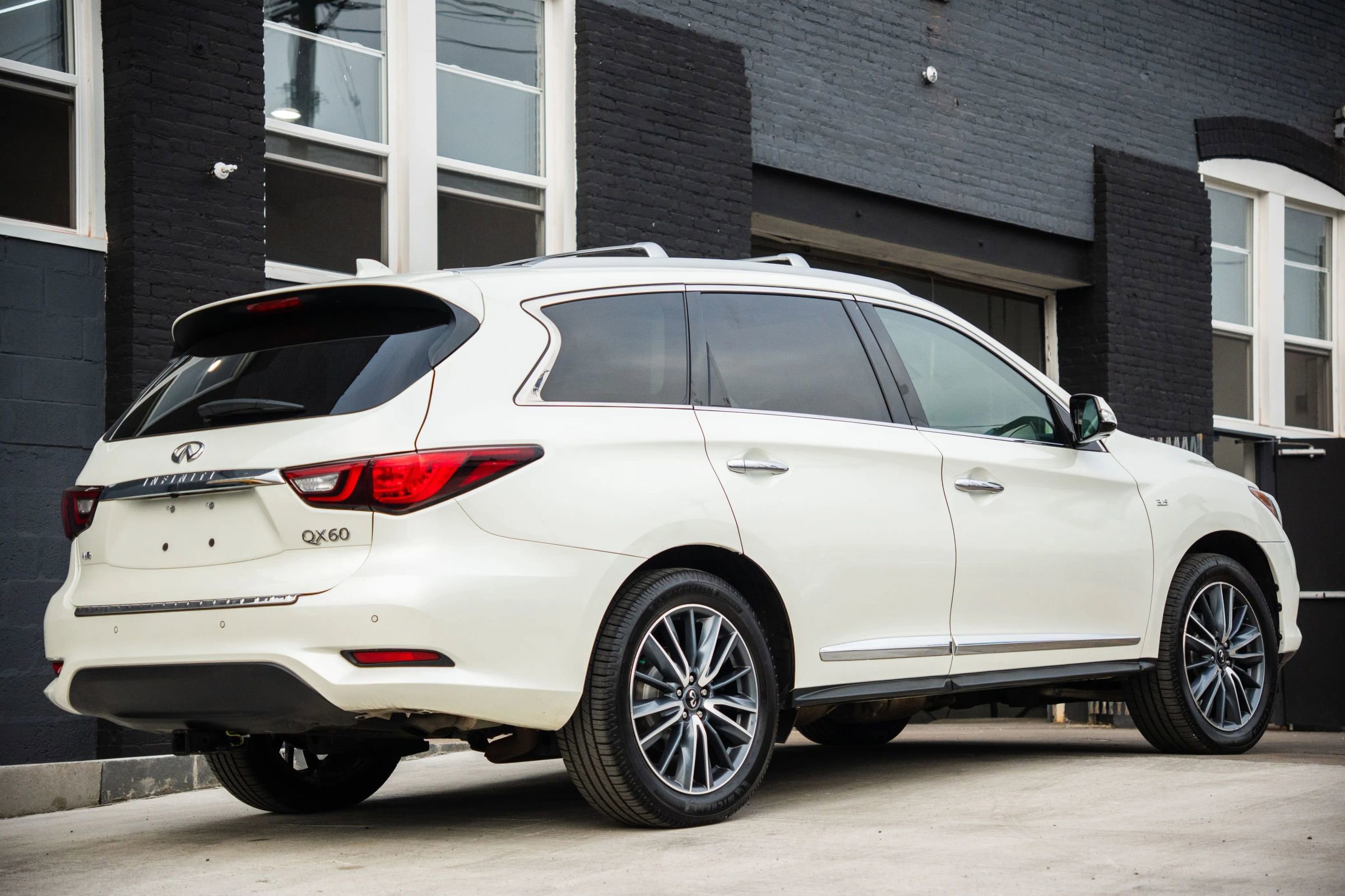 Used 2019 INFINITI QX60 Luxe w/ Sensory Package image 2
