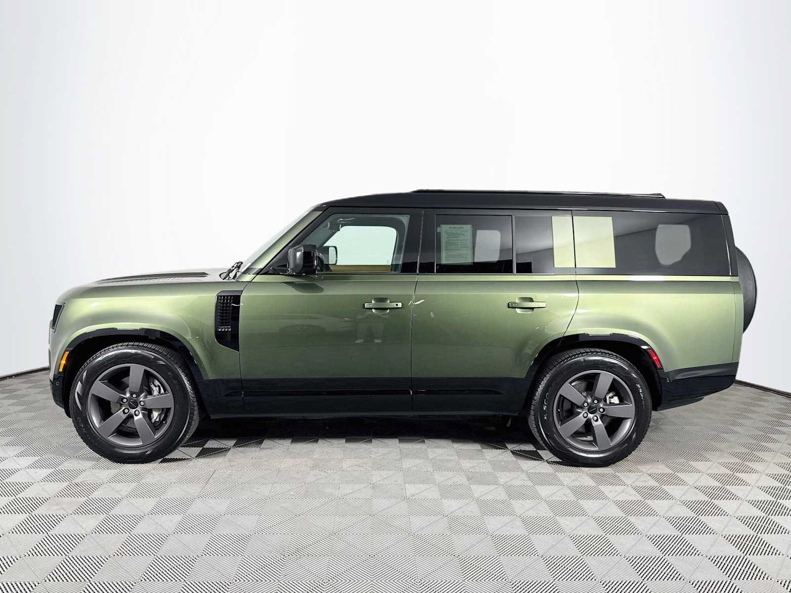 Used 2026 Land Rover Defender 130 X-Dynamic SE AWD/4WD image 8