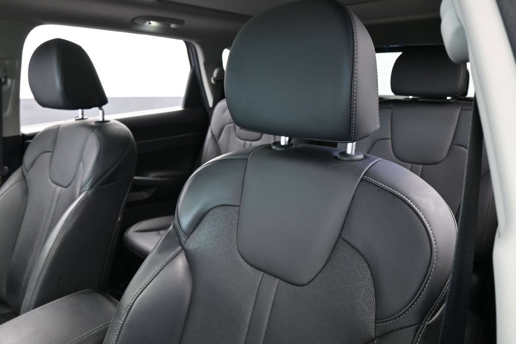 Used 2023 Kia Sorento EX w/ Panoramic Sunroof Package FWD image 18