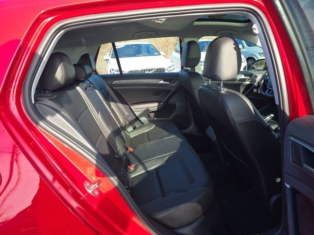 Used 2018 Volkswagen Golf SE image 17