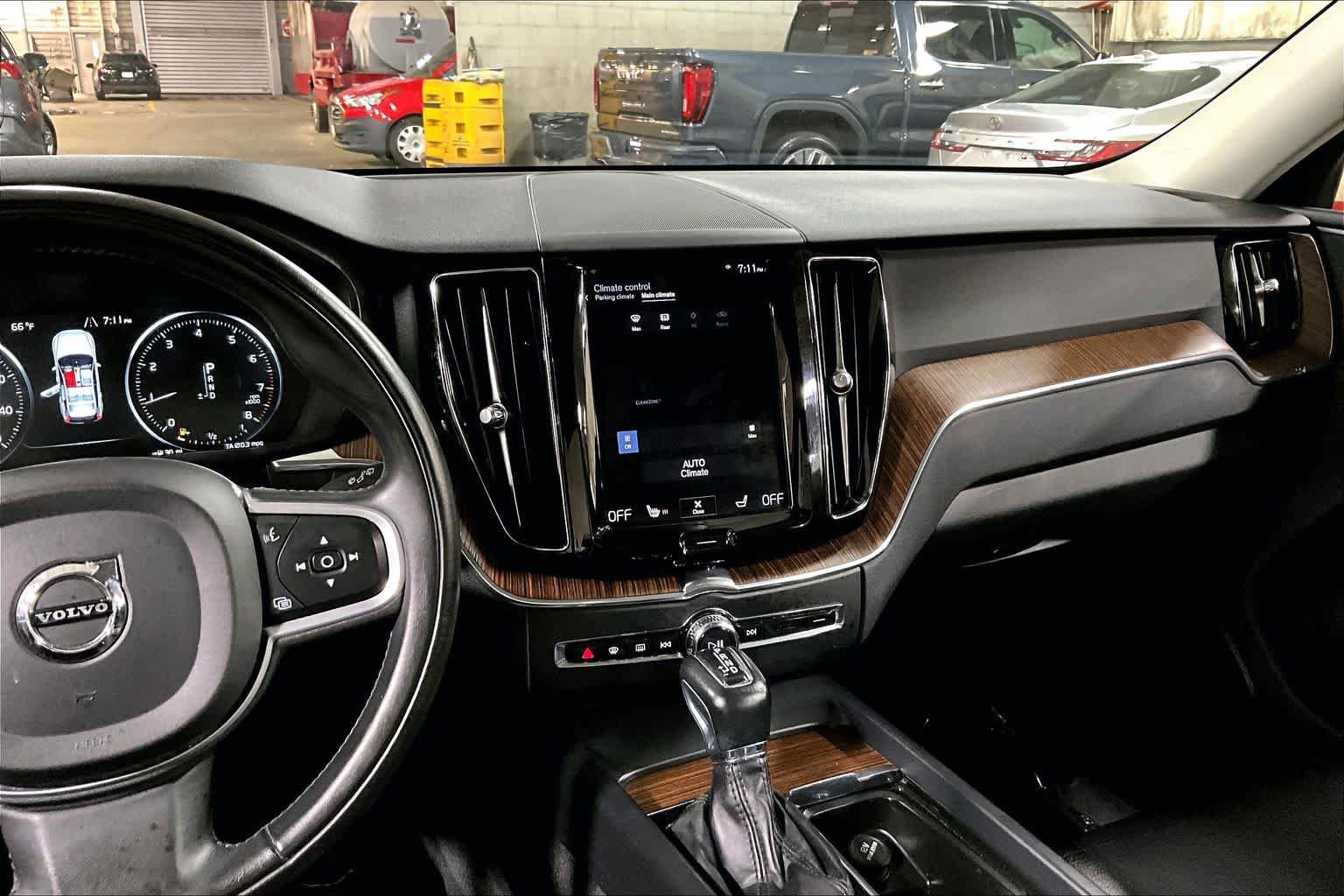 Used 2021 Volvo XC60 T5 Momentum w/ Premium Package AWD/4WD image 7