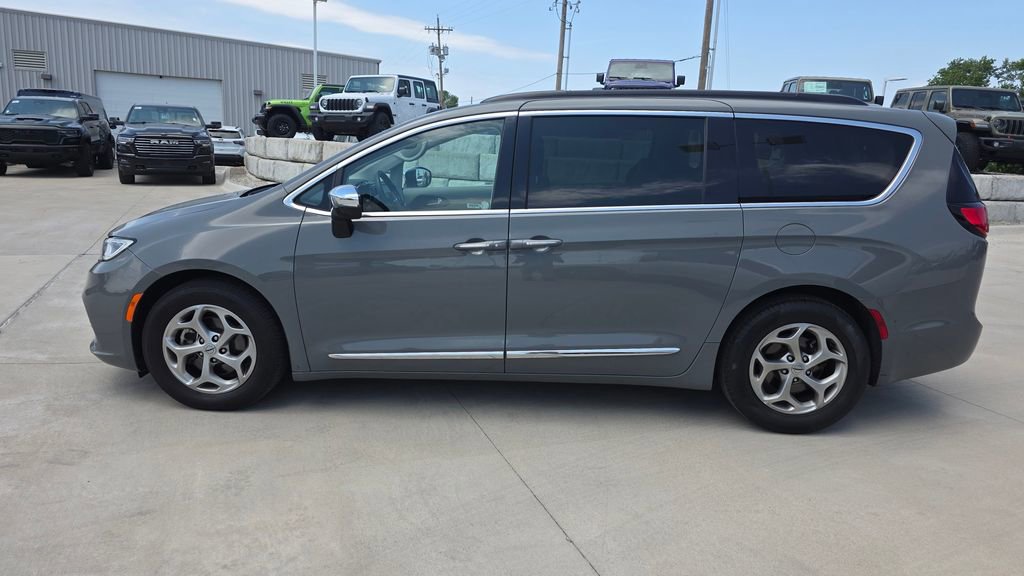 Used 2023 Chrysler Pacifica Limited FWD image 2