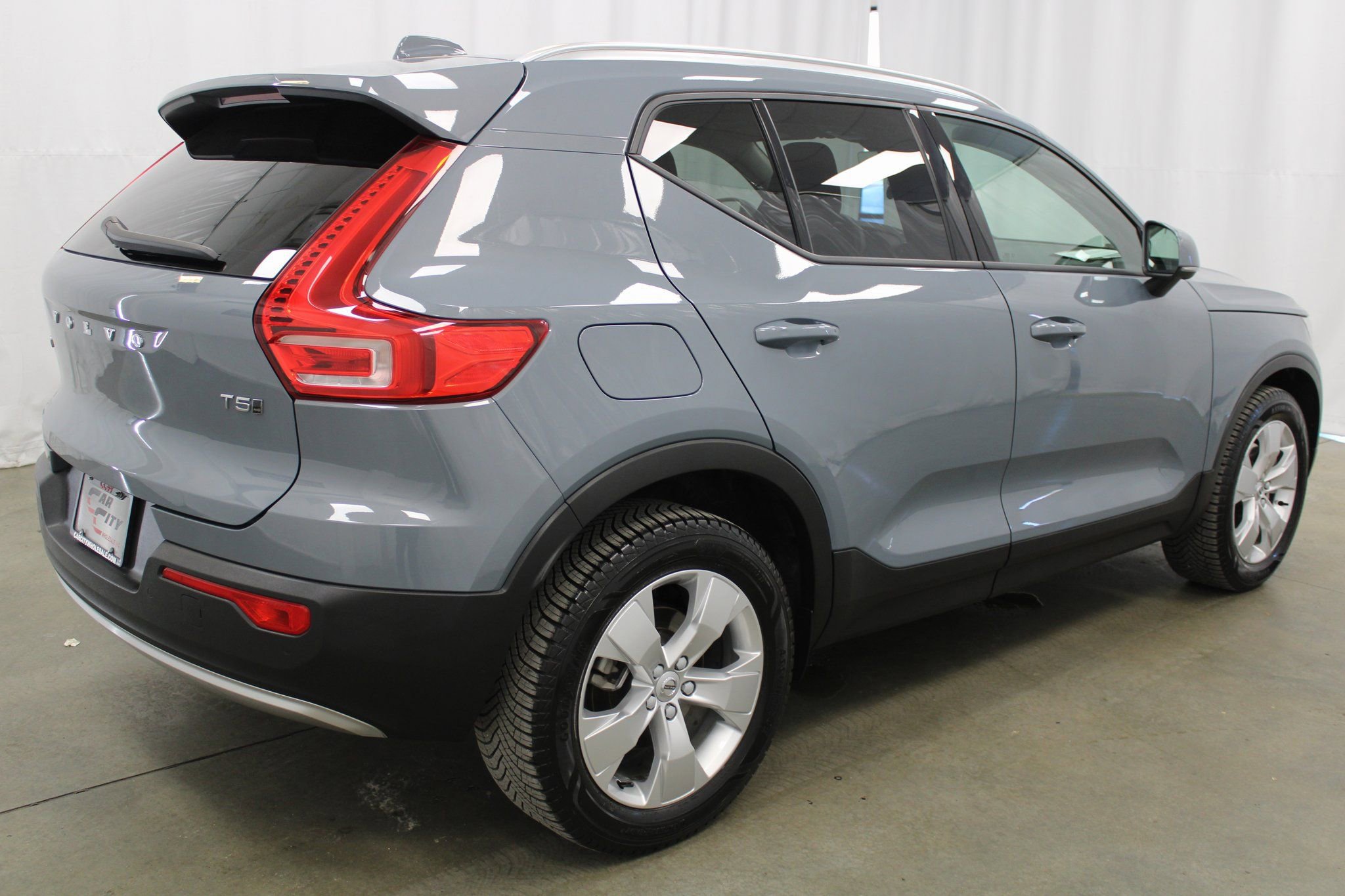 Used 2021 Volvo XC40 T5 Momentum image 6