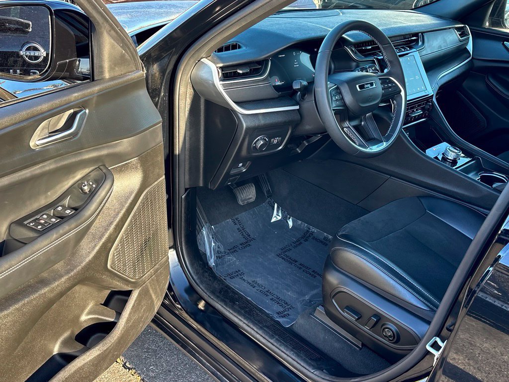 Used 2023 Jeep Grand Cherokee Altitude RWD image 7