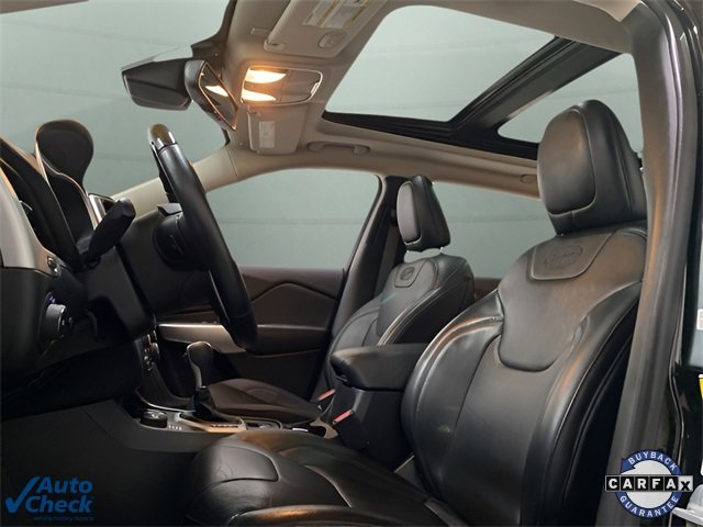 Used 2017 Jeep Cherokee Overland w/ Technology Group image 19