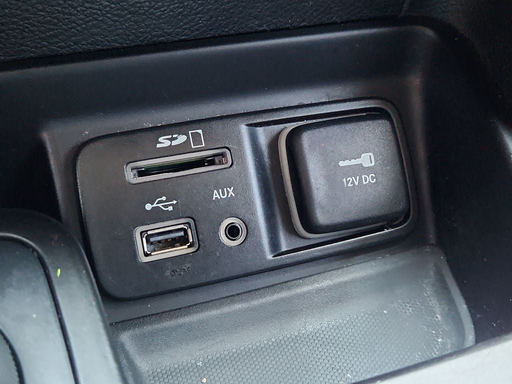 Used 2017 Jeep Cherokee Overland w/ Technology Group AWD/4WD image 24
