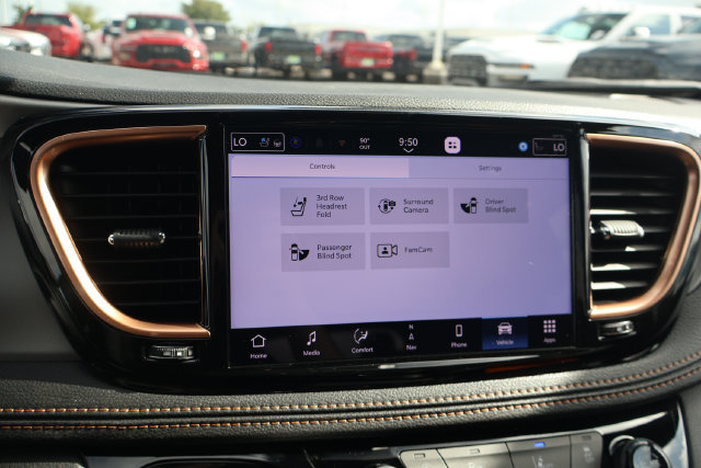 New 2027 Chrysler Pacifica Pinnacle w/ Theater Group FWD image 14