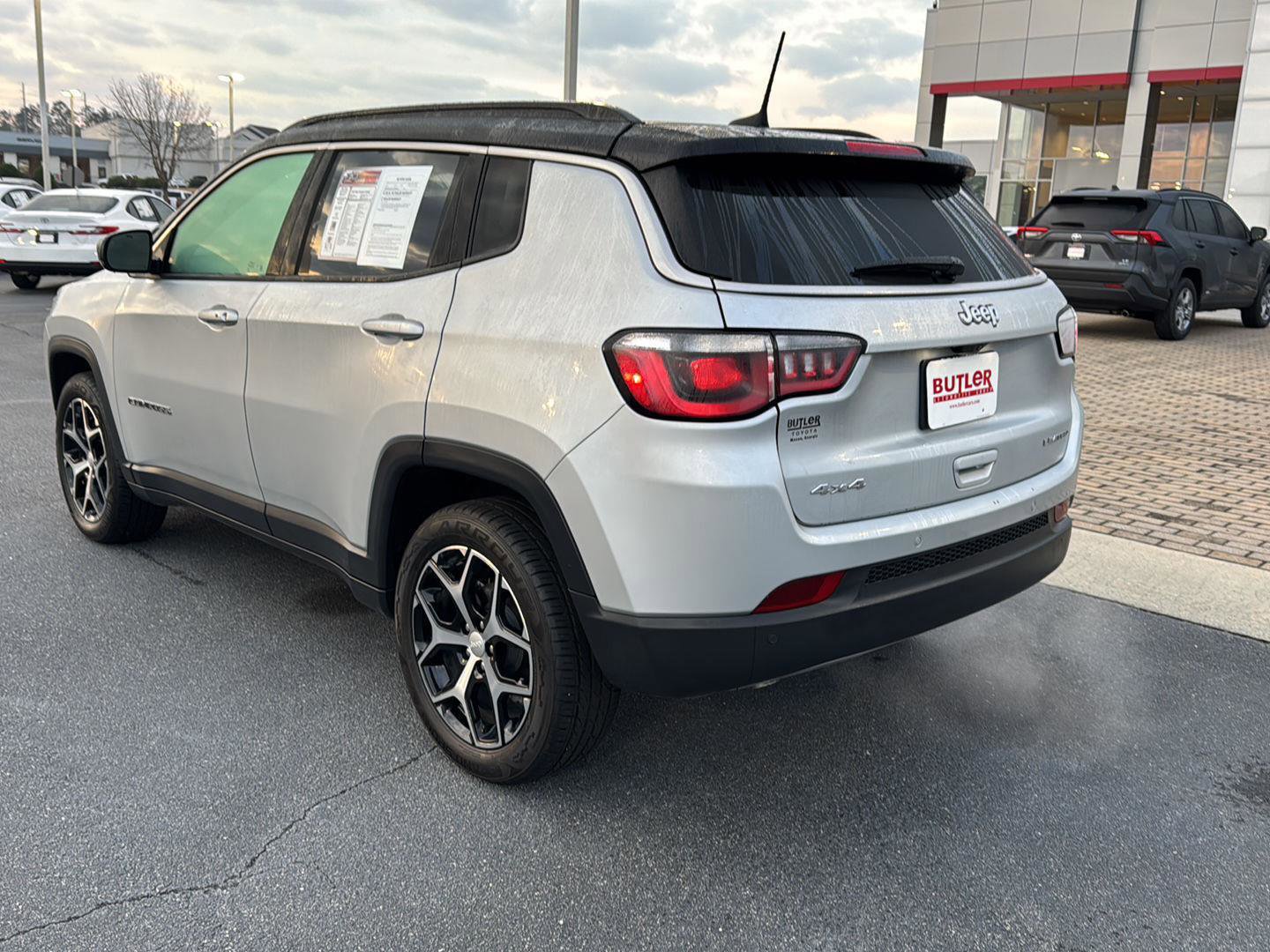 Used 2024 Jeep Compass Limited image 3