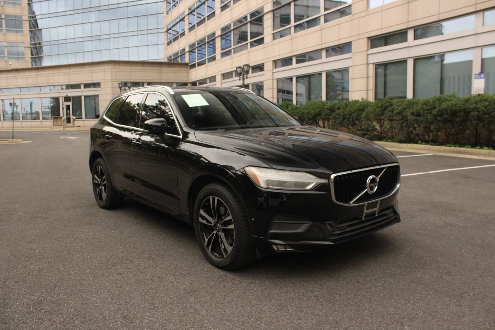 Used 2018 Volvo XC60 T6 Momentum w/ Convenience Package AWD/4WD image 1