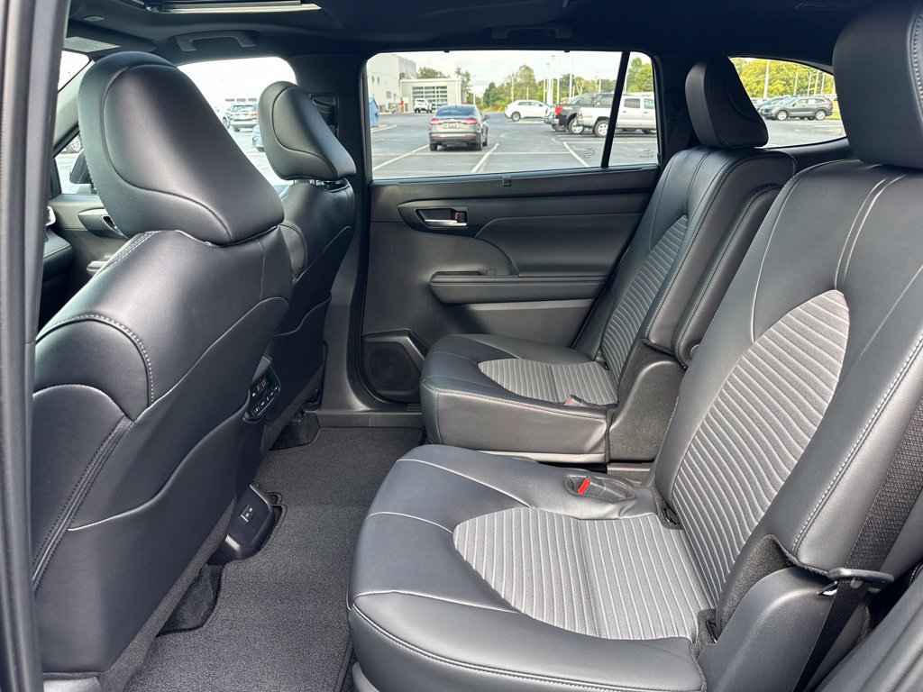 Used 2025 Toyota Highlander XSE AWD/4WD image 34