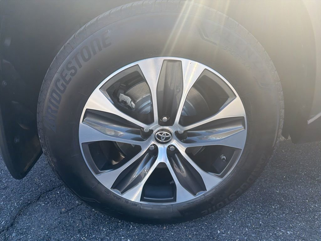 Used 2021 Toyota Highlander XLE image 12