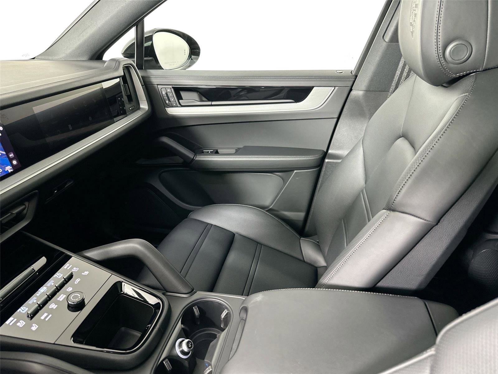 Certified 2025 Porsche Cayenne S AWD/4WD image 30