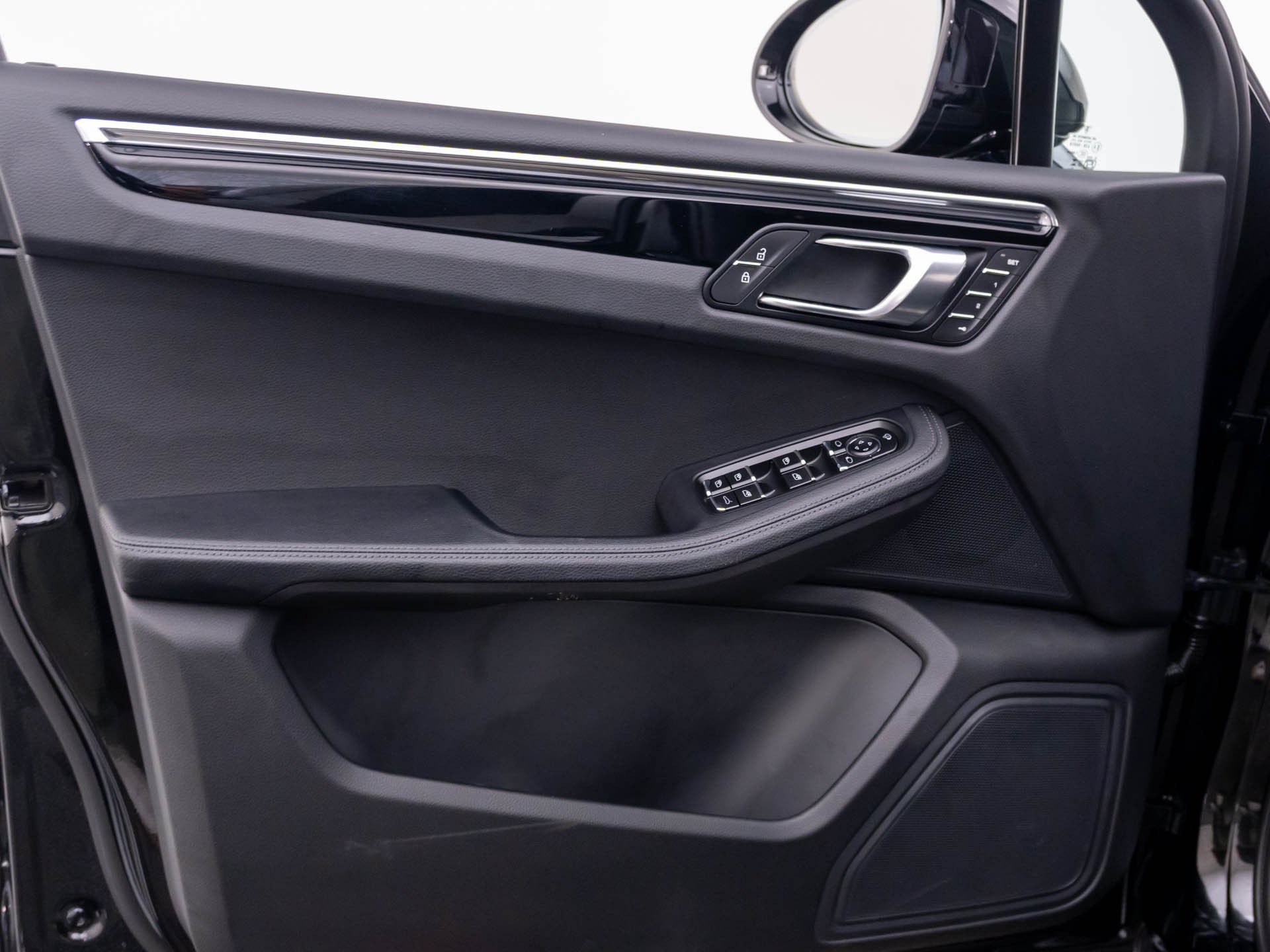 Certified 2026 Porsche Macan AWD/4WD image 14