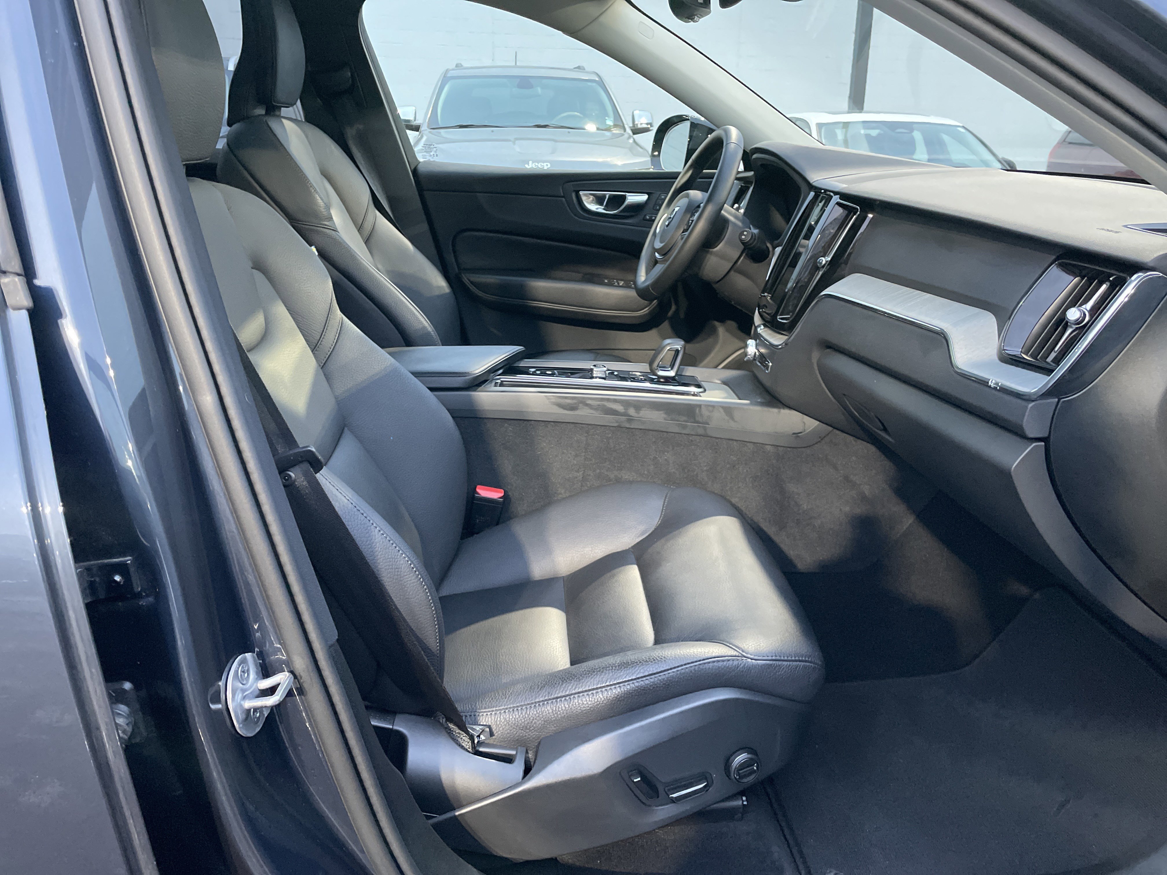 Used 2025 Volvo XC60 B5 Plus image 13