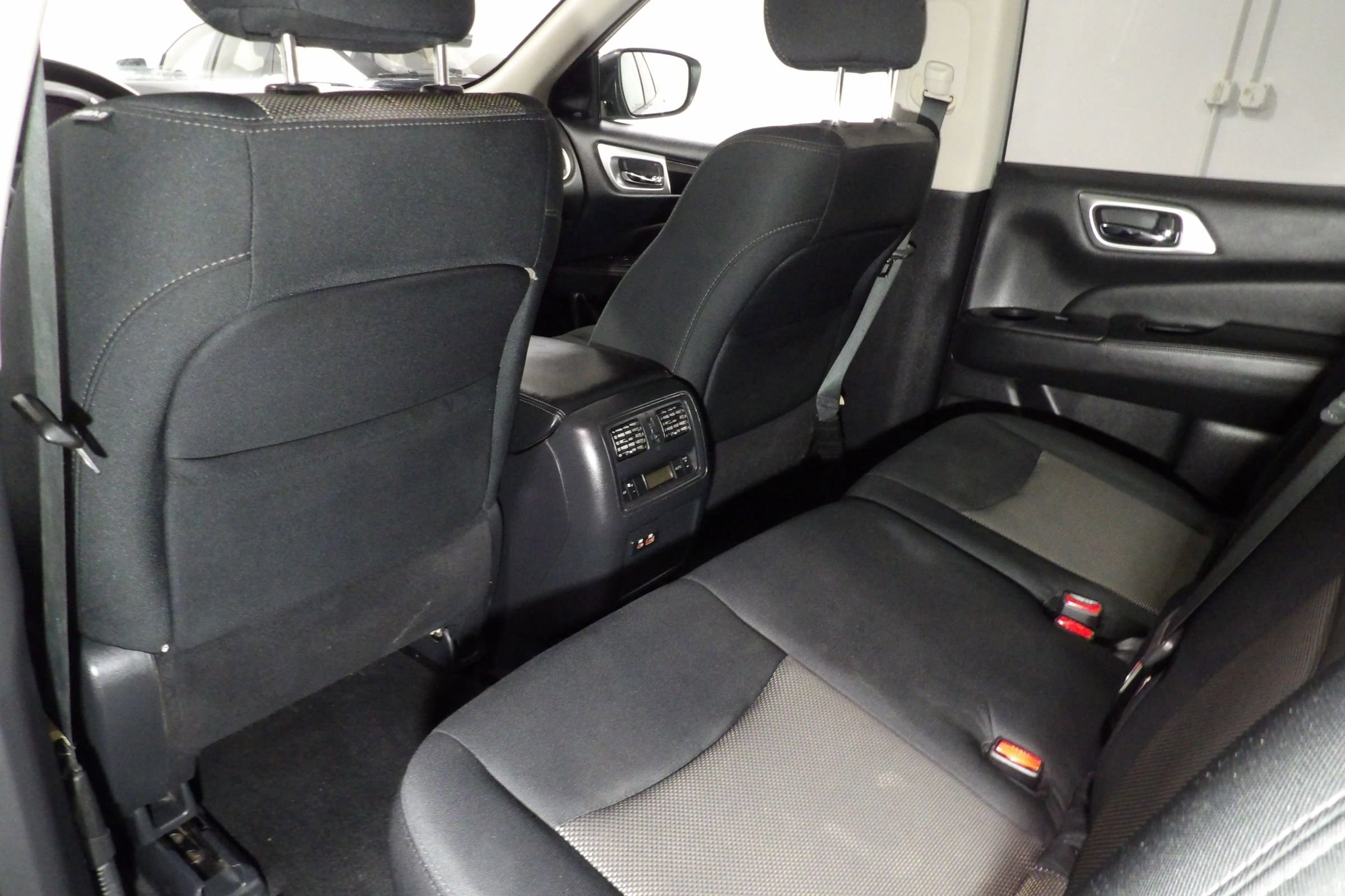 Used 2019 Nissan Pathfinder SV image 11