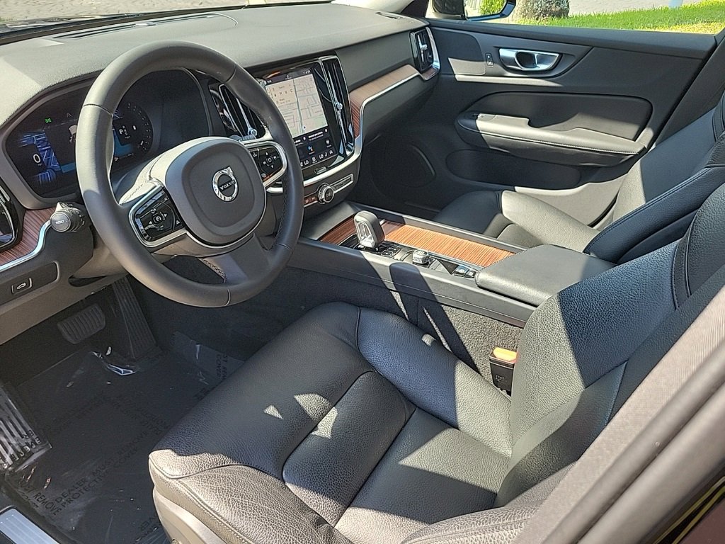 Used 2025 Volvo S60 B5 Plus image 12