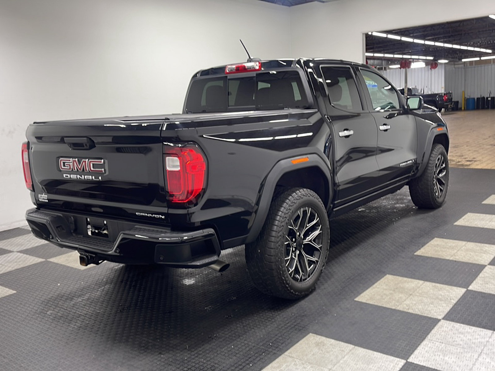Used 2023 GMC Canyon Denali w/ Denali Black Edition AWD/4WD image 9