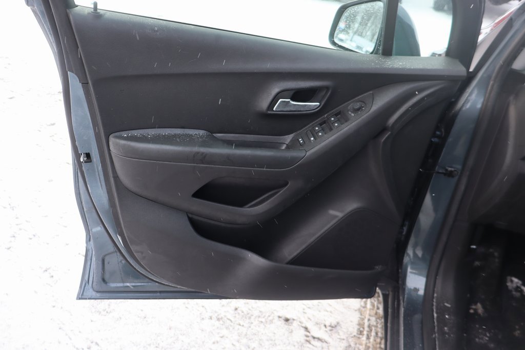 Used 2022 Chevrolet Trax LT w/ LT Convenience Package image 4