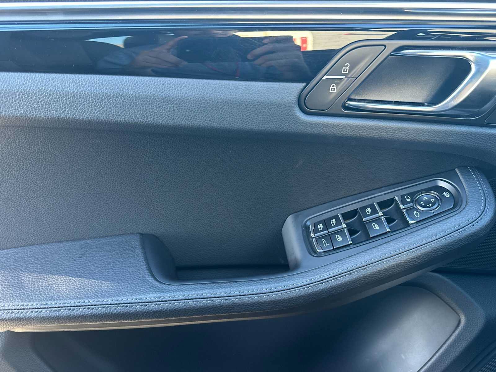 Certified 2025 Porsche Macan AWD/4WD image 12