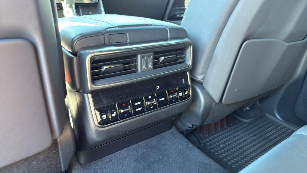 Used 2025 Lexus LX 600 4WD w/ Accessory Package (2T) image 18