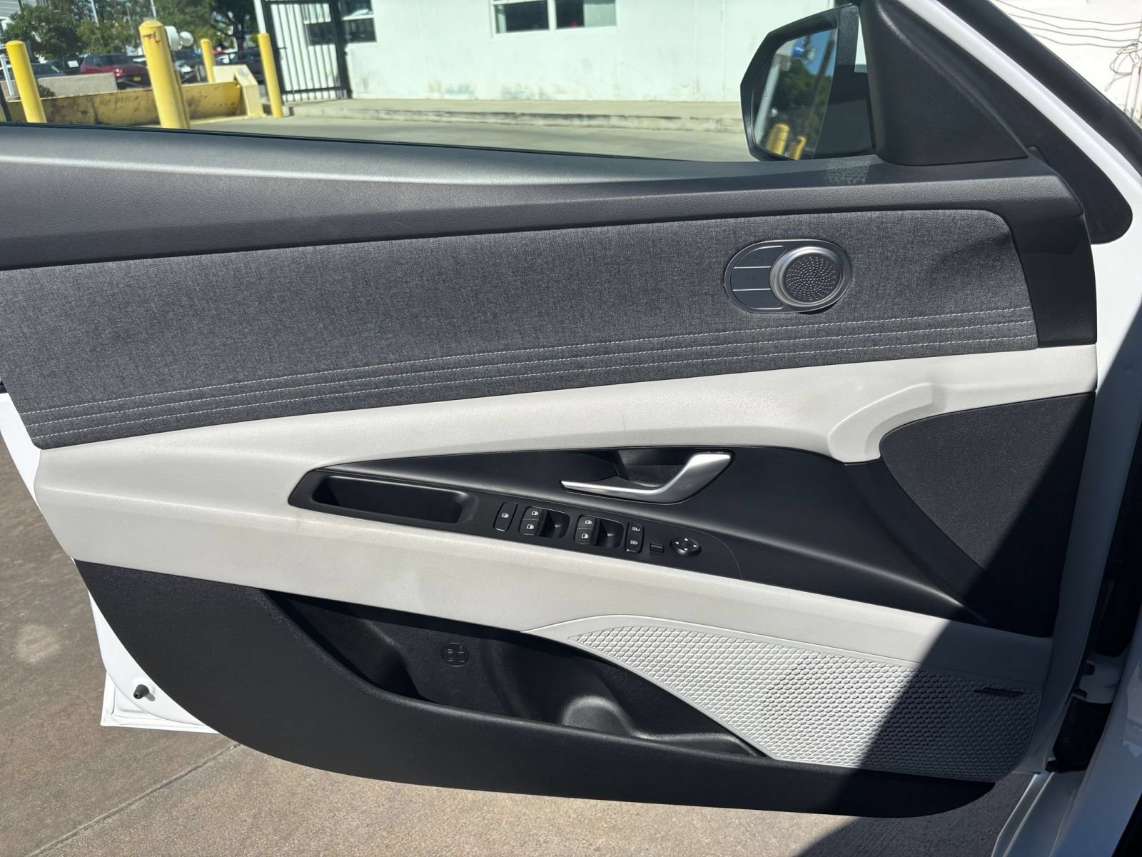 Used 2025 Hyundai Elantra Limited FWD image 18