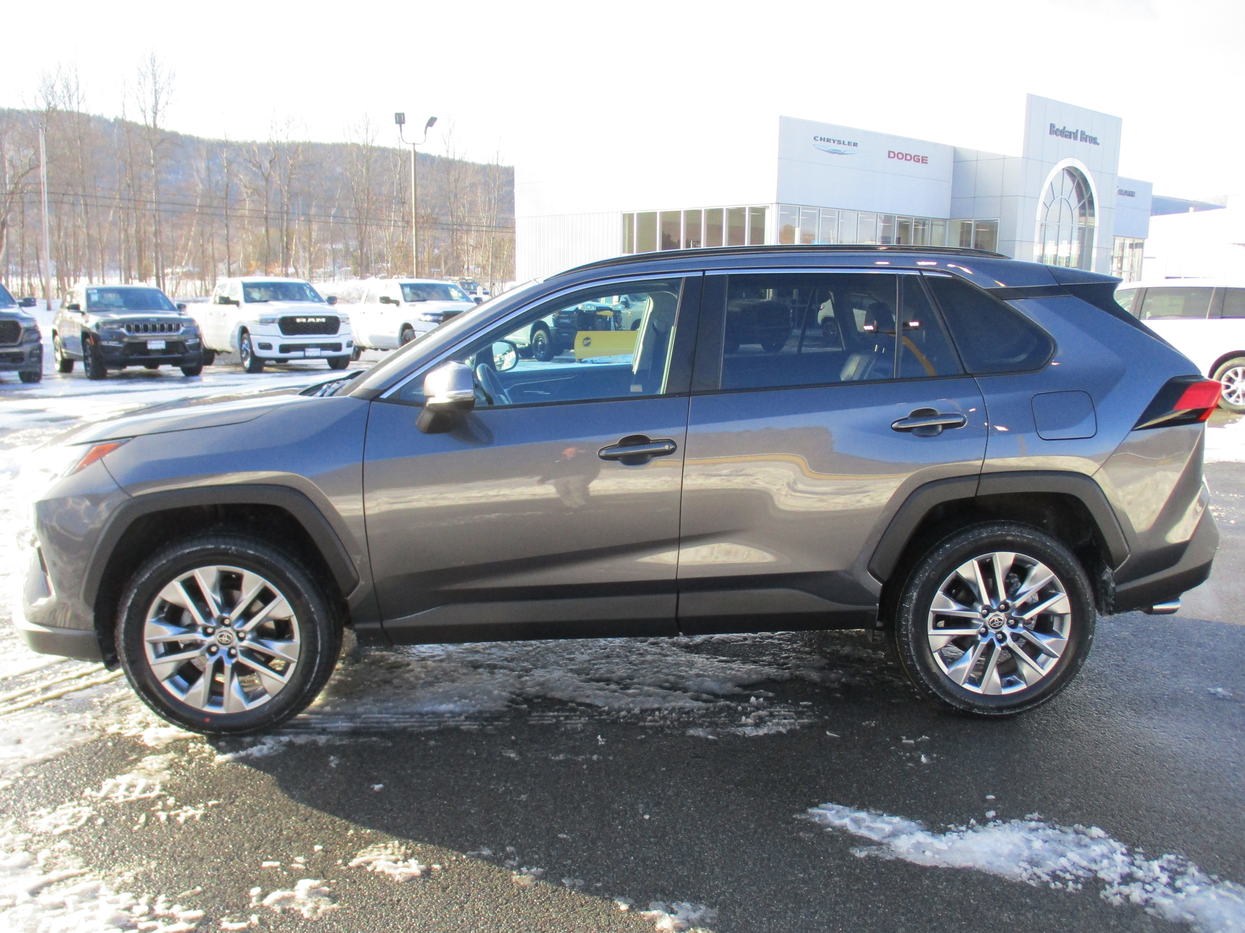 Used 2022 Toyota RAV4 XLE Premium image 8
