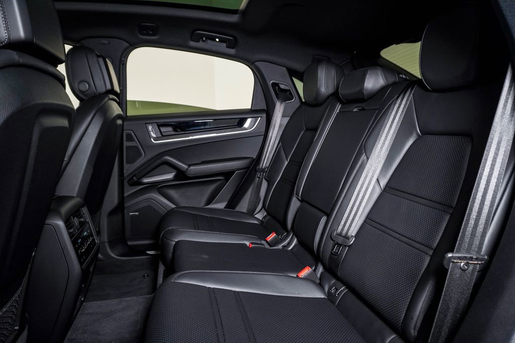 Certified 2025 Porsche Cayenne Coupe AWD/4WD image 17