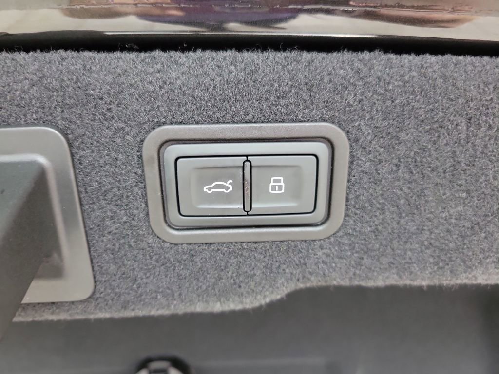 Used 2022 Audi S8 image 13
