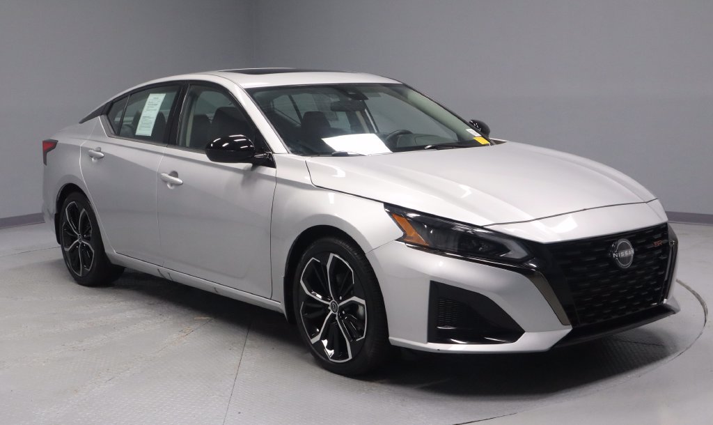 Used 2023 Nissan Altima 2.5 SR w/ SR Premium Package FWD image 1