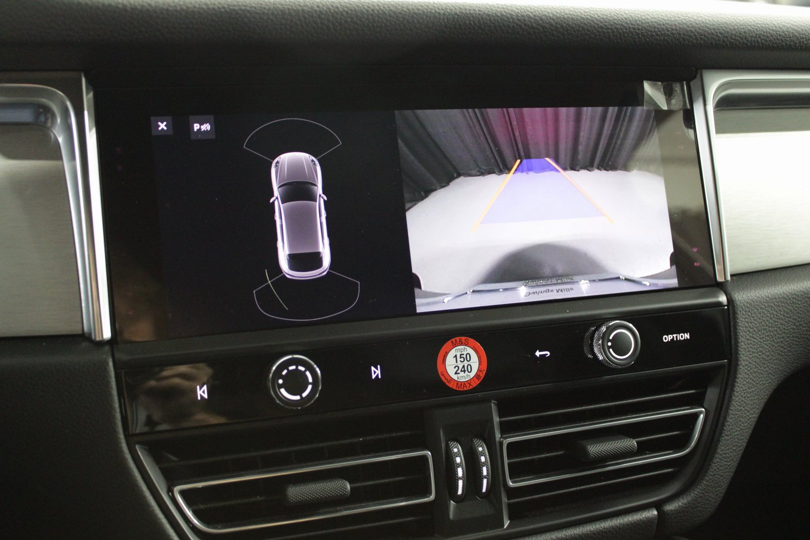 Certified 2025 Porsche Macan image 33