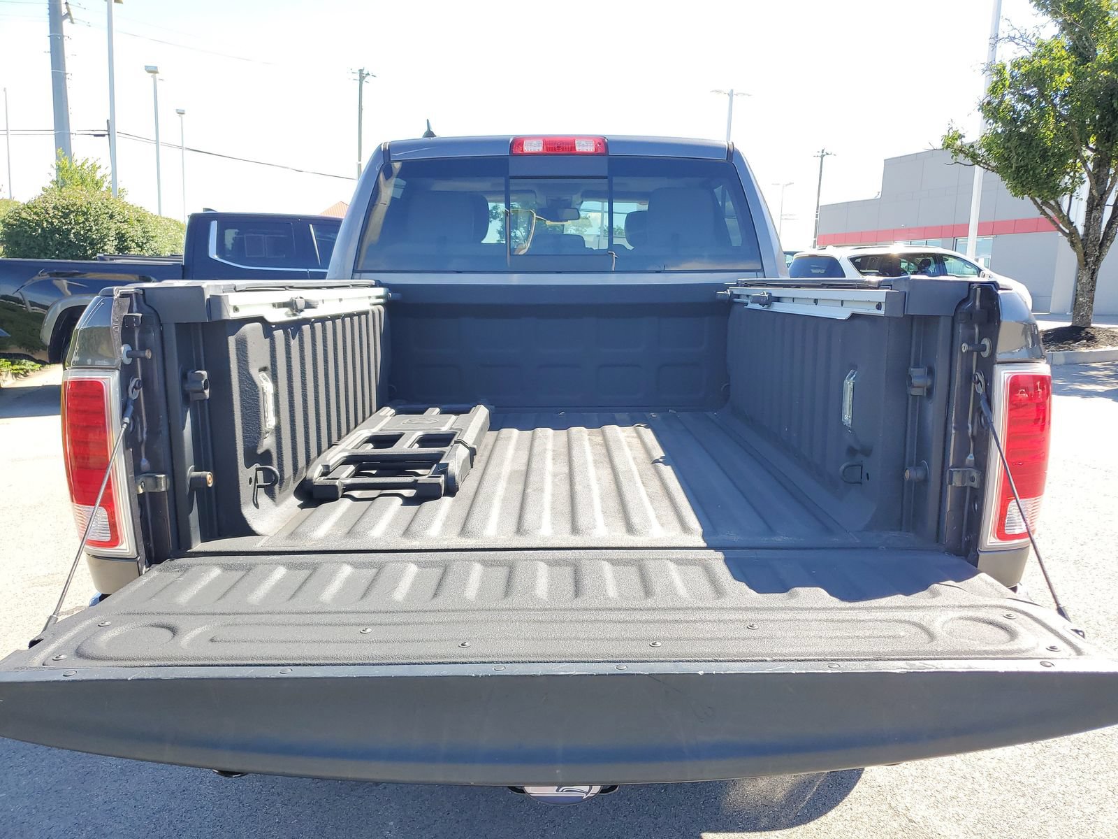 Used 2016 RAM 1500 Laramie w/ Convenience Group AWD/4WD image 8