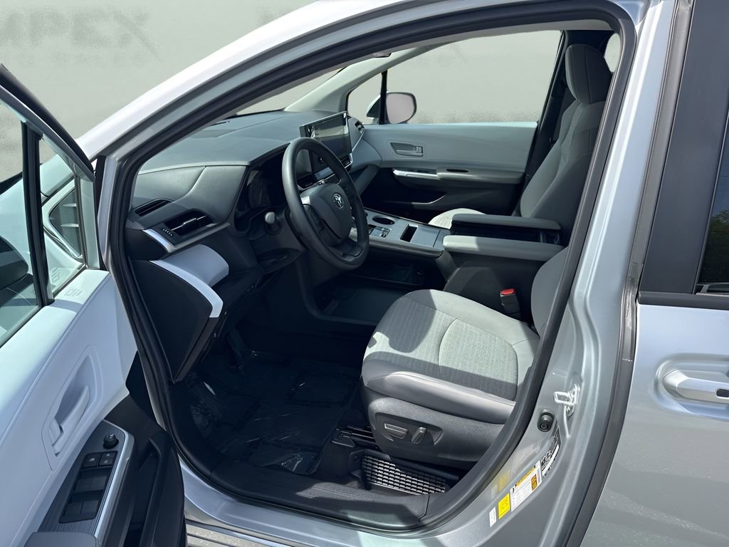 Used 2025 Toyota Sienna LE FWD image 9