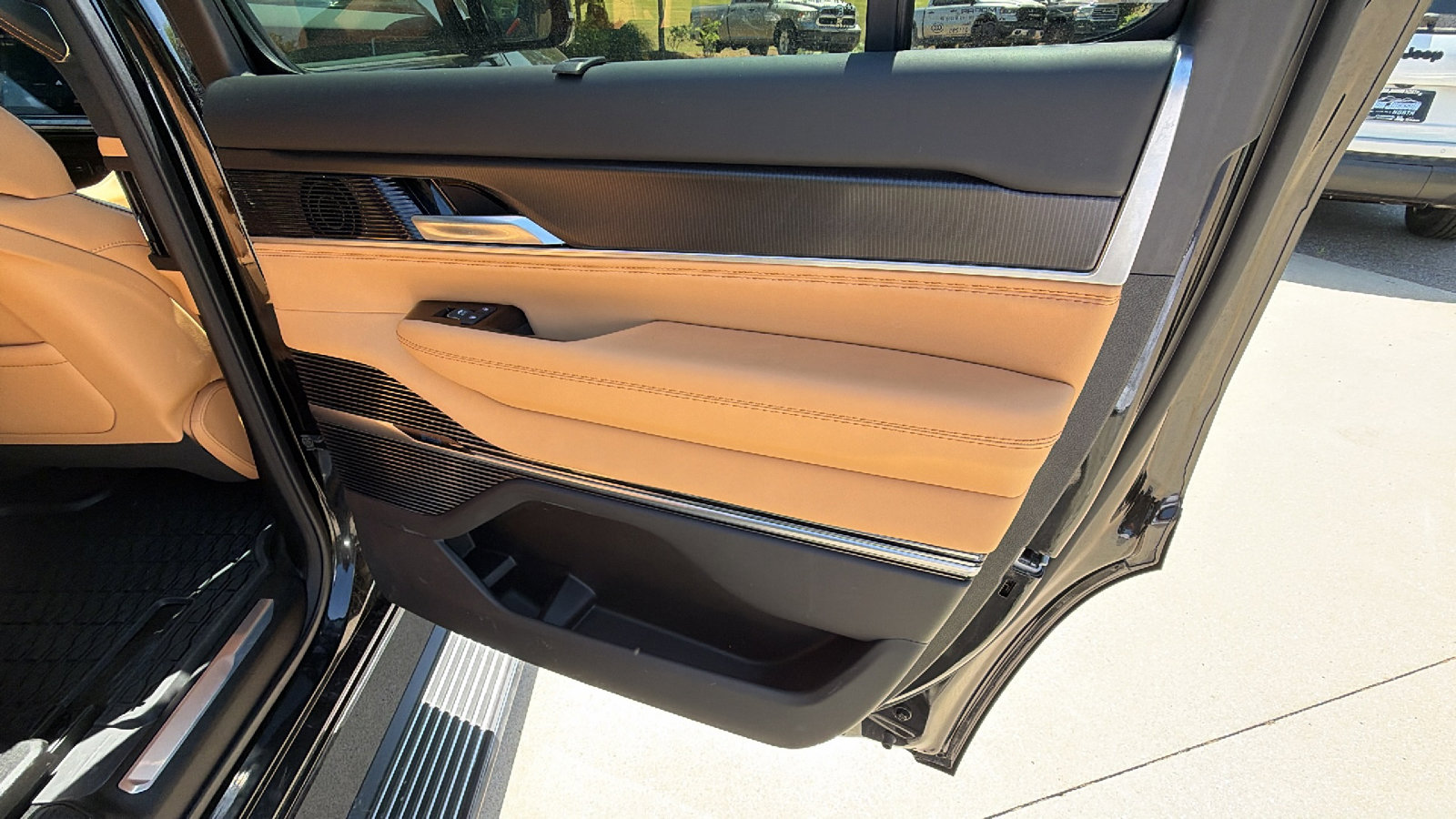 Used 2025 Jeep Grand Wagoneer Series III w/ Rear Seat Video Group 1 AWD/4WD image 21