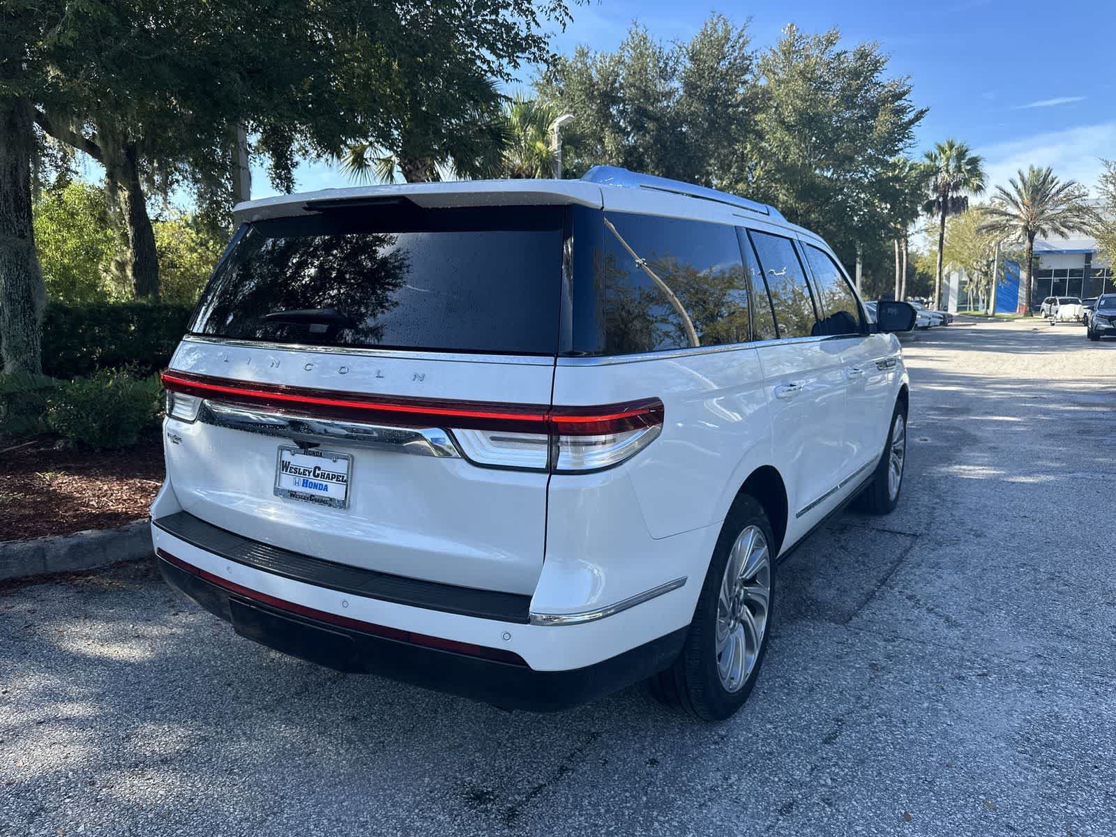 Used 2024 Lincoln Navigator Reserve AWD/4WD image 6