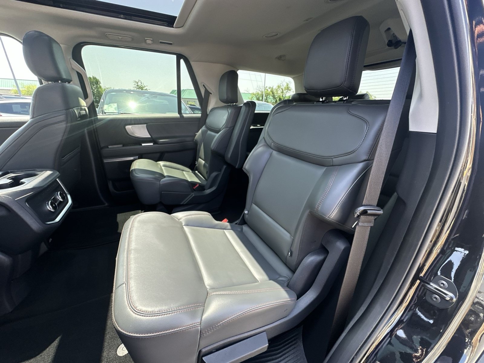 Certified 2025 Ford Expedition Active AWD/4WD image 33