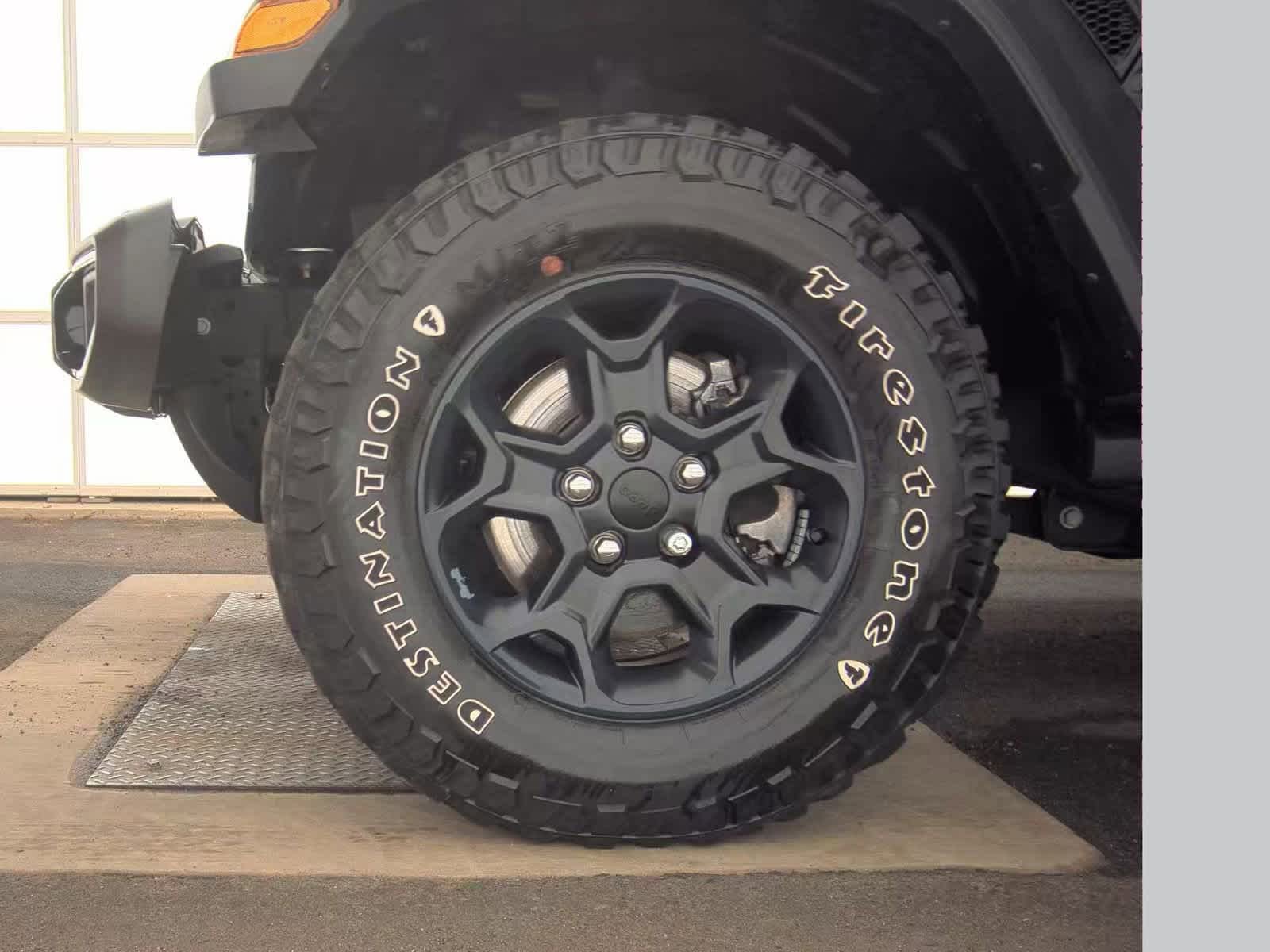 Used 2023 Jeep Wrangler Unlimited w/ Sun & Screen Package image 18