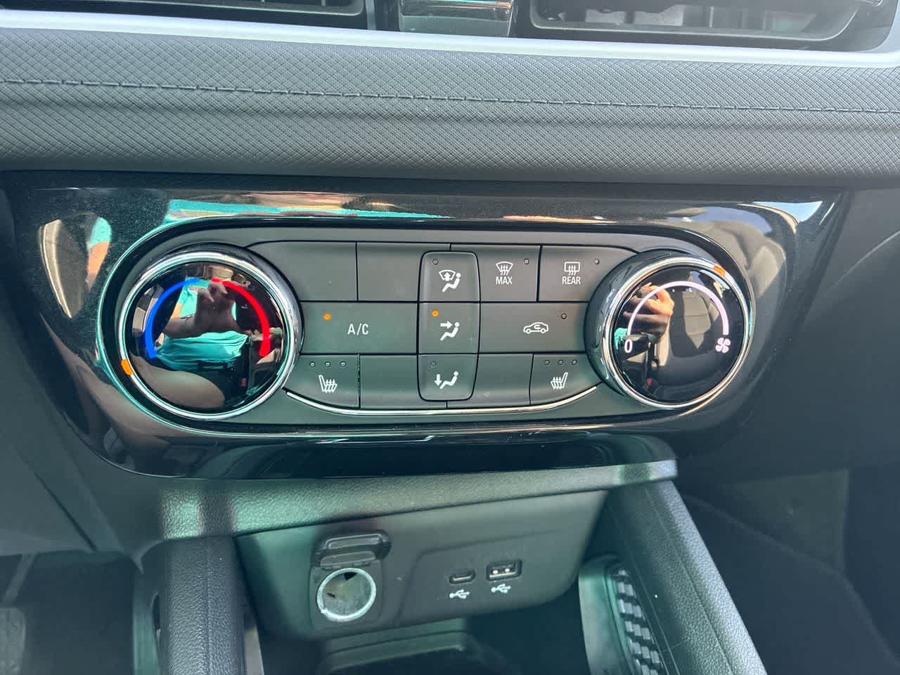 Used 2024 Chevrolet TrailBlazer LT w/ LT Cold Weather Package FWD image 17