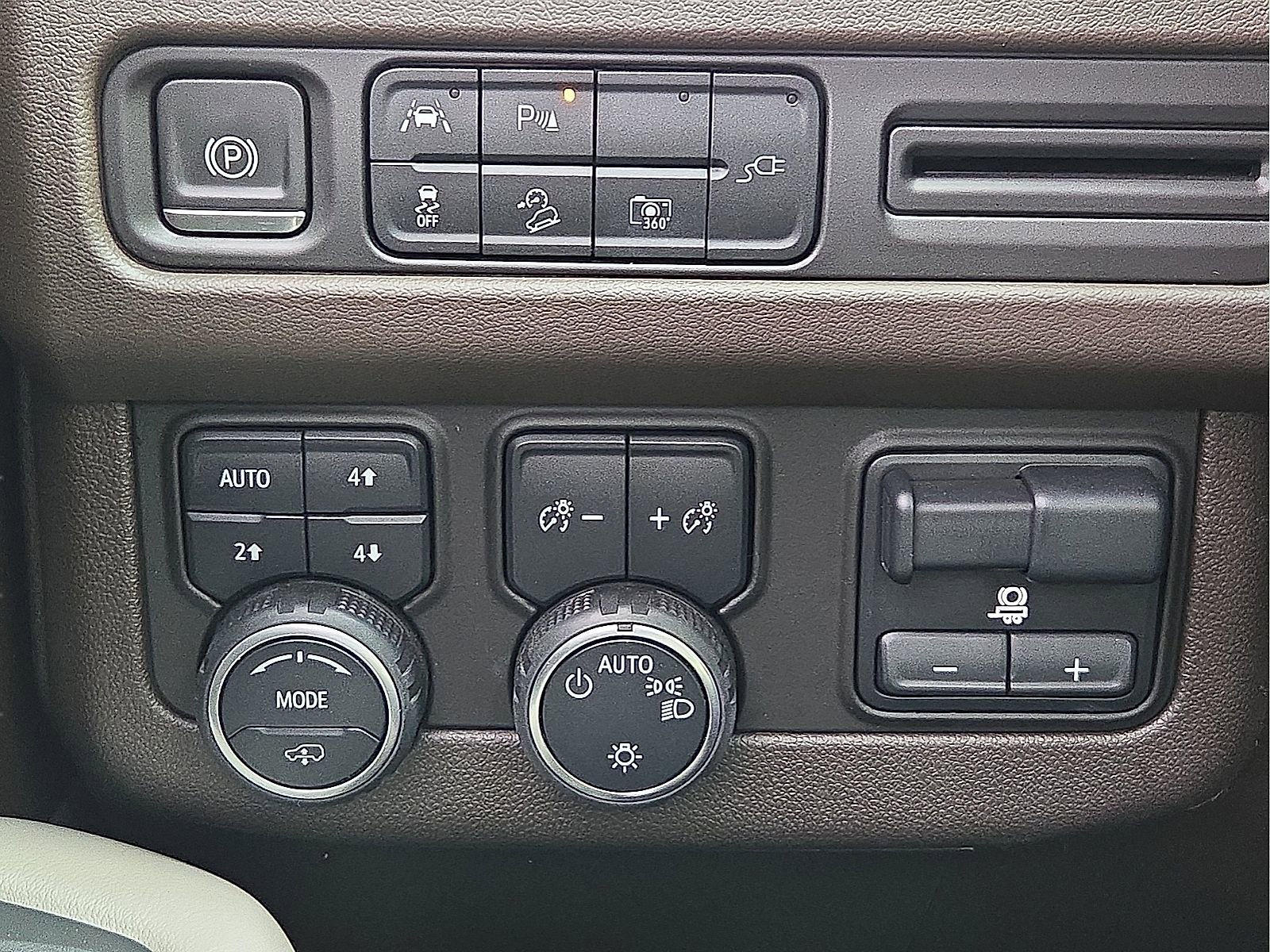 Used 2022 Chevrolet Tahoe Z71 w/ Z71 Off-Road Package AWD/4WD image 22