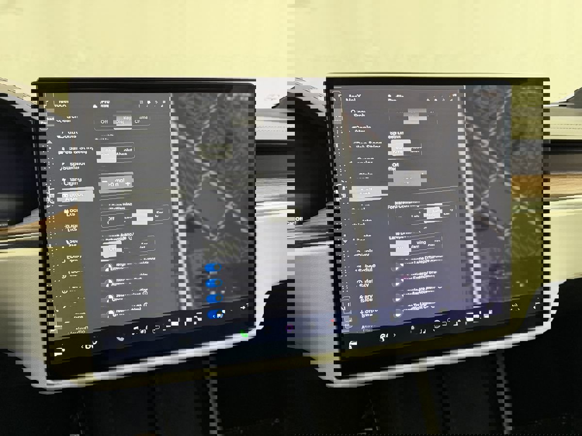 Used 2022 Tesla Model X image 18