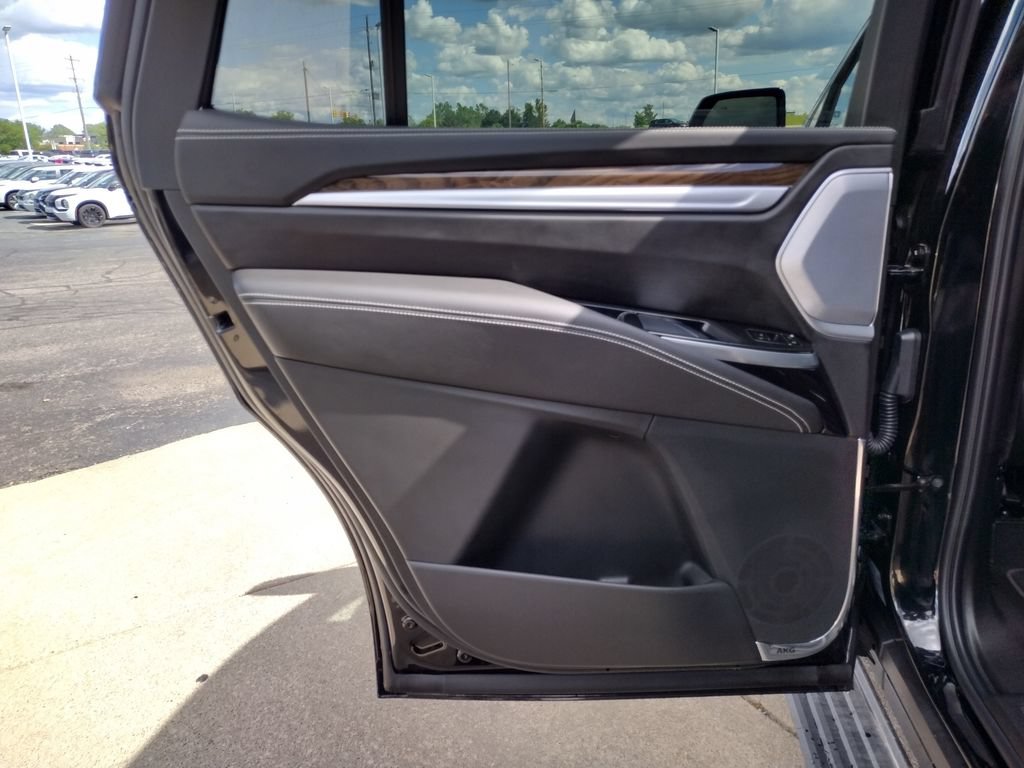 Used 2026 Cadillac Escalade Platinum Sport AWD/4WD image 32